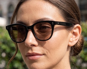 Gafas de sol VLux Club hechas a mano en Italia / Montura gruesa negra estilo ojo de gato / Lentes antirreflectantes marrón claro / Gafas de sol de diseño para mujer / 5408