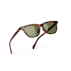 Sonnenbrille im Tortoise Wayfarer-Stil, grüne entspiegelte Linse, VLux Club Handcrafted, Standard Fit 140 mm, klassisches Acetat Bild 10