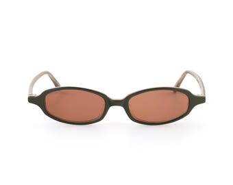 Gafas de sol ovaladas delgadas color caqui, montura minimalista verde estilo Y2K, ajuste mediano de 138 mm, lentes marrones UV400, VLux Club hechas a mano en Italia