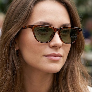 Sonnenbrille im Tortoise Wayfarer-Stil, grüne entspiegelte Linse, VLux Club Handcrafted, Standard Fit 140 mm, klassisches Acetat Bild 1