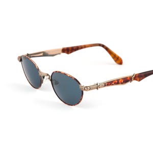 Occhiali da sole ovali color oro antico, lenti blu scuro, Alaska Adventure anni '90 vintage, vestibilità piccola 131 mm, montatura tartarugata, Italia NOS