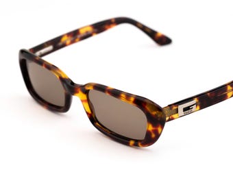 Gucci 90s Vintage Sunglasses GG 2416/S, Tortoiseshell Frame, Ultra Slim 29mm Rectangle Lens, Made in Italy, Standard Fit 137mm