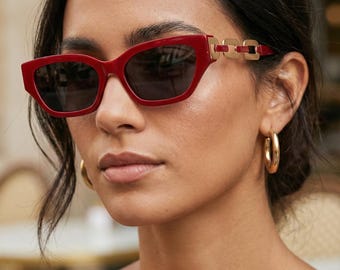 Gafas de sol estilo ojo de gato rojas, detalle de cadena dorada en las patillas, hechas a mano por VLux Club, ancho de 146 mm, lentes rectangulares estrechas.