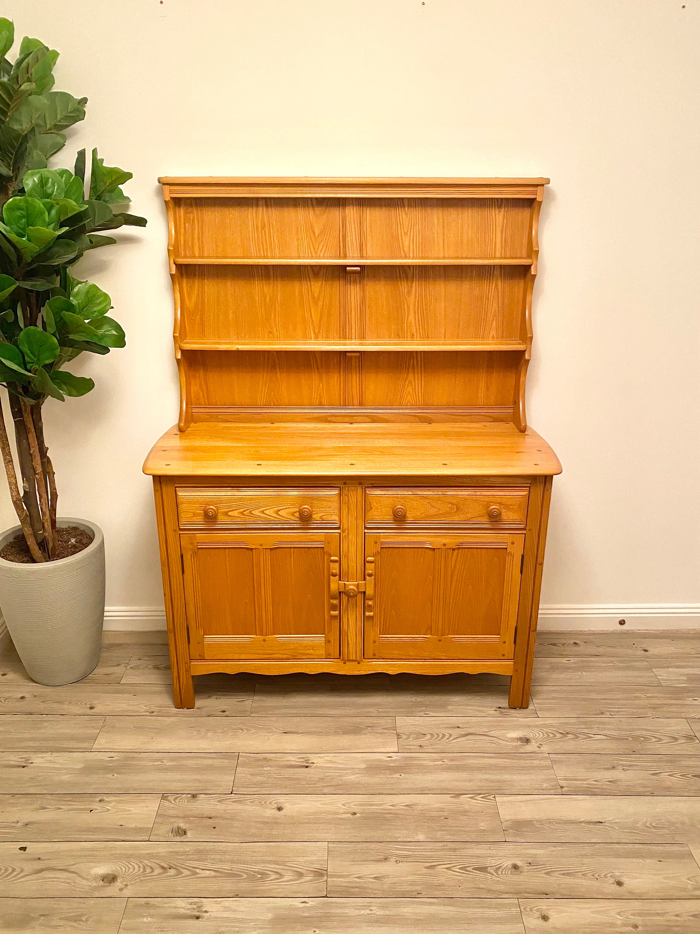 Ercol Colonial Welsh Dresser Sideboard Plate Rack light coloured Blonde Finish