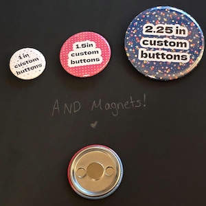 Puede incluir: Tres botones redondos con diferentes diseños y tamaños. El botón más grande mide 2,25 pulgadas y tiene un fondo azul con flores blancas y el texto "2,25 in custom buttons". El botón del medio mide 1,5 pulgadas y tiene un fondo rosa con lunares blancos y el texto "1,5 in custom buttons". El botón más pequeño mide 1 pulgada y tiene un fondo blanco con lunares negros y el texto "1 in custom buttons".