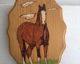 Pequeña placa de madera hecha a mano con un caballo. Placa de caballo hecha a mano firmada por un pequeño artista.