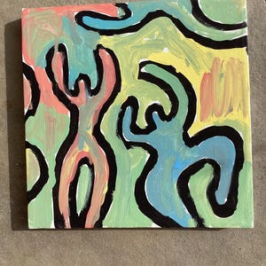 Puede incluir: Pintura abstracta sobre lienzo con figuras humanas estilizadas en rosa, azul y verde, delineadas en negro. El fondo es una mezcla de amarillo y verde, creando una obra de arte vibrante y colorida.