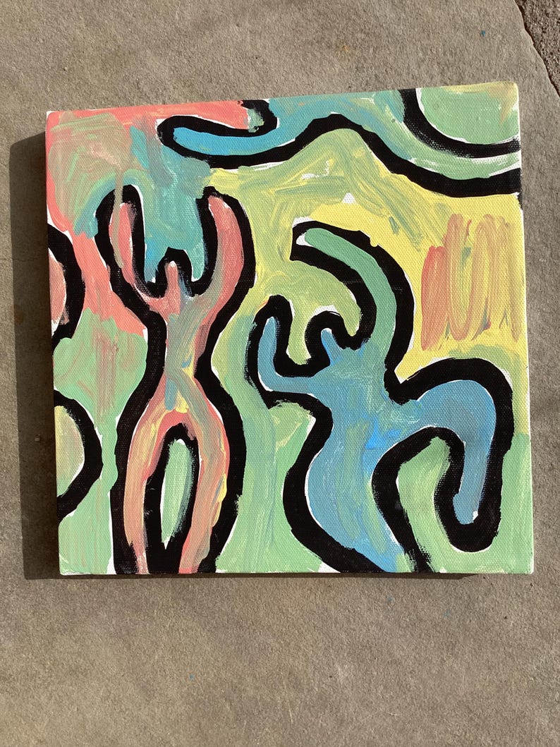 Puede incluir: Pintura abstracta sobre lienzo con figuras humanas estilizadas en rosa, azul y verde, delineadas en negro. El fondo es una mezcla de amarillo y verde, creando una obra de arte vibrante y colorida.