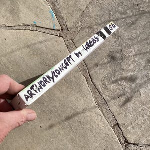 Puede incluir: Un letrero de madera hecho a mano con la palabra "Welcome" en una fuente juguetona. El letrero presenta un acabado envejecido y un dise&ntilde;o r&uacute;stico simple, perfecto para una puerta principal o entrada. El letrero rectangular parece estar hecho de madera reciclada.