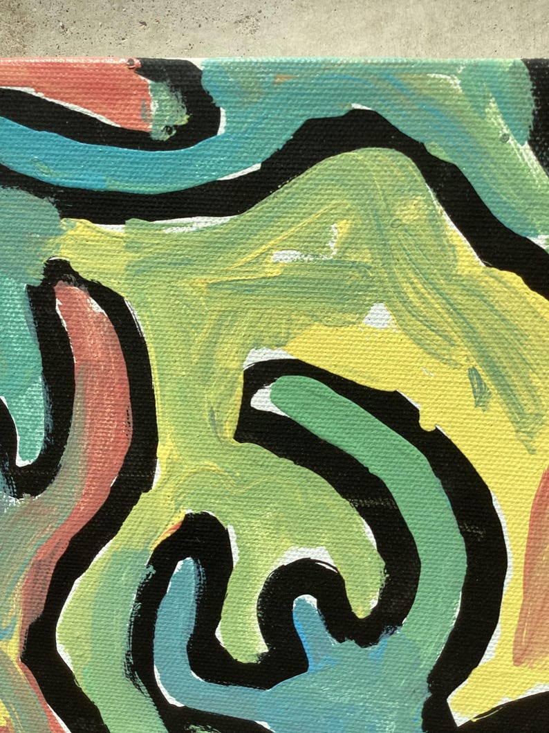 Puede incluir: Pintura abstracta sobre lienzo con una vibrante mezcla de colores. La obra de arte presenta una composici&oacute;n din&aacute;mica con audaces l&iacute;neas negras que definen las formas. La paleta de colores incluye tonos de azul, verde, amarillo y rosa, creando una pieza visualmente atractiva.