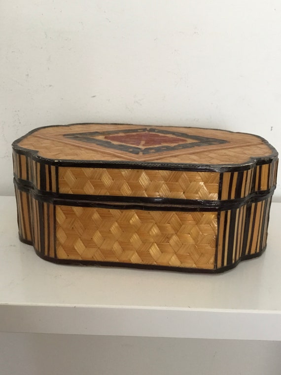 Small vintage woven Chinese rattan trinket box.  … - image 2