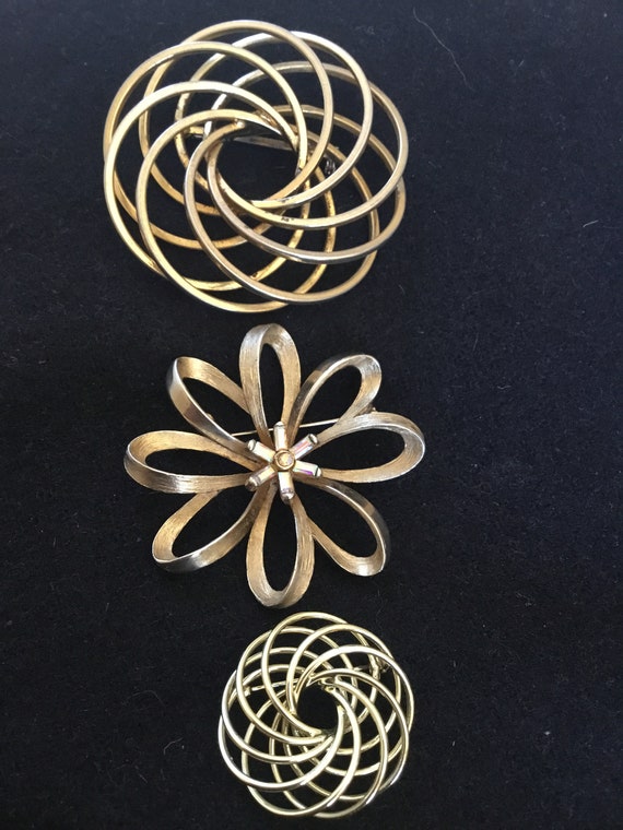 Pell brooch.  Vintage Pell brooch.  Gold tone atom