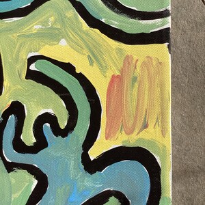 Puede incluir: Pintura abstracta sobre lienzo con una vibrante mezcla de colores. La obra presenta audaces l&iacute;neas negras que serpentean sobre un fondo de tonos amarillos, verdes y azules. Toques de rojo y naranja a&ntilde;aden inter&eacute;s visual a esta pieza de arte moderno.