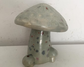 Pequeño hongo de cerámica. Figura vintage de hongo con esmalte jaspeado rosa y gris.
