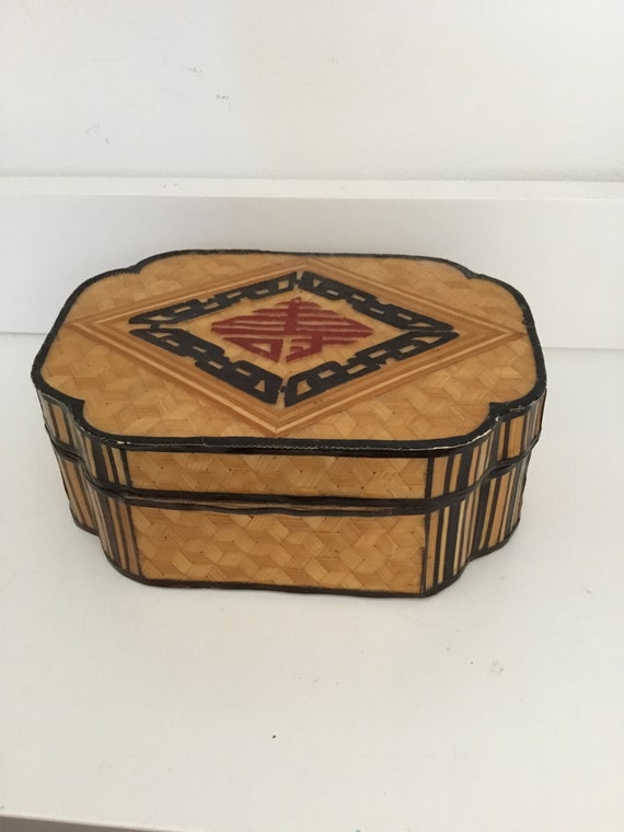 Small vintage woven Chinese rattan trinket box.  … - image 1