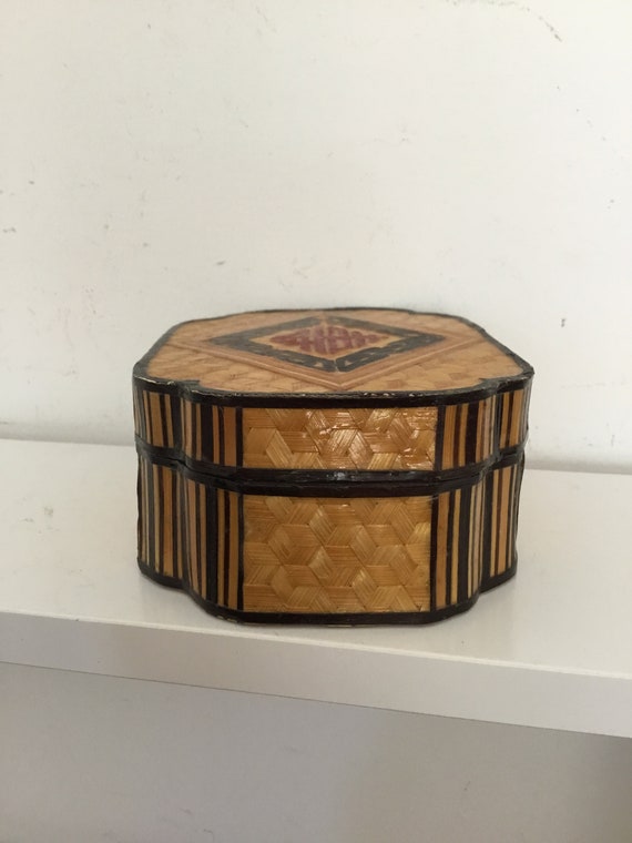 Small vintage woven Chinese rattan trinket box.  … - image 3