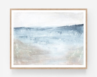 Puede incluir: Pintura abstracta de paisaje en un marco de madera clara. La obra presenta una paleta de colores apagados de azules, grises y beige, con pinceladas visibles que crean un efecto texturizado. La composición evoca una sensación de calma y serenidad.
