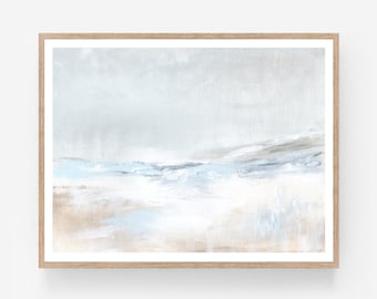 Op de afbeelding: Abstracte schilderij van een zeelandschap in zachte blauwe en grijze tinten. Het schilderij toont een strand met golven die aan de kust breken en een bewolkte lucht erboven.