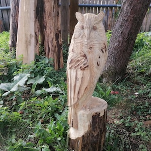 Eule (Uhu) aus Holz mit einer Motorsäge geschnitzt