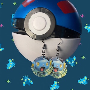 Boucles d’oreilles découpées de cartes Pokémon // RÉSISTANT À L’EAU, HYPOALLERGÉNIQUE, PERSONNALISABLE