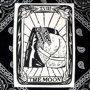 Könnte beinhalten: Schwarz-weiß-Illustration der Tarotkarte Der Mond. Die Karte zeigt einen Wolf, der zum Mond heult, mit einem Halbmond im Hintergrund. Die Kartennummer XVIII ist in der oberen rechten Ecke dargestellt.