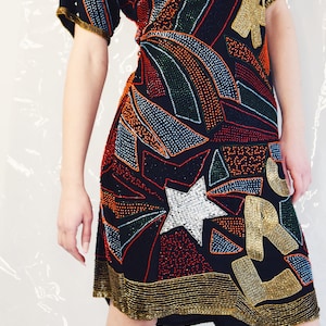 NIEUWIGHEID Print Vintage jaren '80 Grafische kralen pailletten zijden jurk Star Rock Zwart Asymmetrische zoom Sz S afbeelding 1