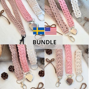 Pode incluir: Uma coleção de cordões e prendedores de chupeta em crochê nas cores rosa antigo, rosa e creme. Os itens apresentam vários padrões de pontos texturizados, clipes de metal prateados em forma de coração e ganchos. O texto BUNDLE está centralizado.