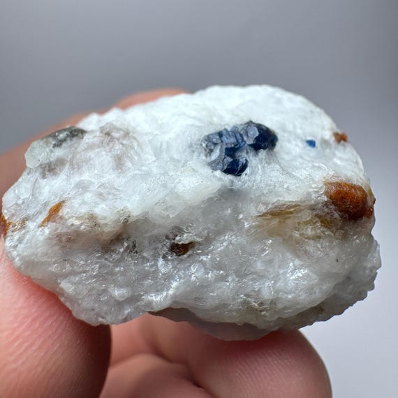 天然ブルースピネル結晶（雲母付き、107カラット） - Etsy 日本