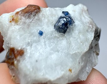 天然ブルースピネル結晶（雲母付き、107カラット） - Etsy 日本