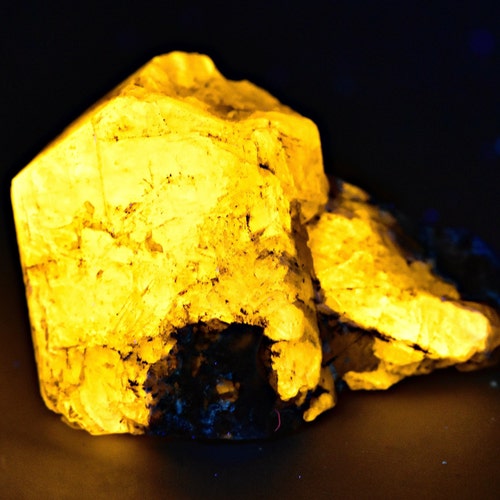 89カラットの天然ピンクアパタイト結晶（雲母マトリックス付き