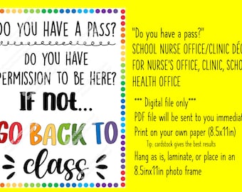 Puede incluir: Un letrero colorido con el texto "DO YOU HAVE A PASS?" y "DO YOU HAVE PERMISSION TO BE HERE?" en negro, con "IF NOT... GO BACK TO class" en varios colores. El letrero es para la oficina de la enfermera escolar.