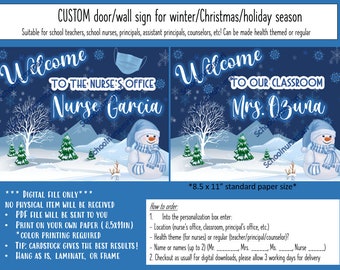 Puede incluir: Un cartel de puerta imprimible de 21,6 x 27,9 cm con un tema invernal. El cartel dice "Bienvenido a la oficina de la enfermera Enfermera Garcia" y presenta un muñeco de nieve.