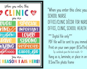 Puede incluir: Un póster imprimible colorido para la oficina de una enfermera escolar o una clínica. El póster dice "Cuando entras en esta clínica, eres..." y enumera palabras positivas como "fuerte", "amable", "inteligente", "valiente", "increíble", "comprendido", "especial", "importante", "amado", "fuerte", "respetado" y "cuidado". El póster también dice "Eres... ¡La razón por la que estoy aquí!"