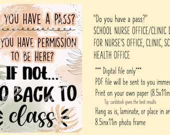 Puede incluir: Un cartel imprimible para la oficina de la enfermera de la escuela o la clínica. El cartel está decorado con un fondo de acuarela y presenta el texto "¿Tienes un pase? ¿Tienes permiso para estar aquí? Si no... Vuelve a clase."