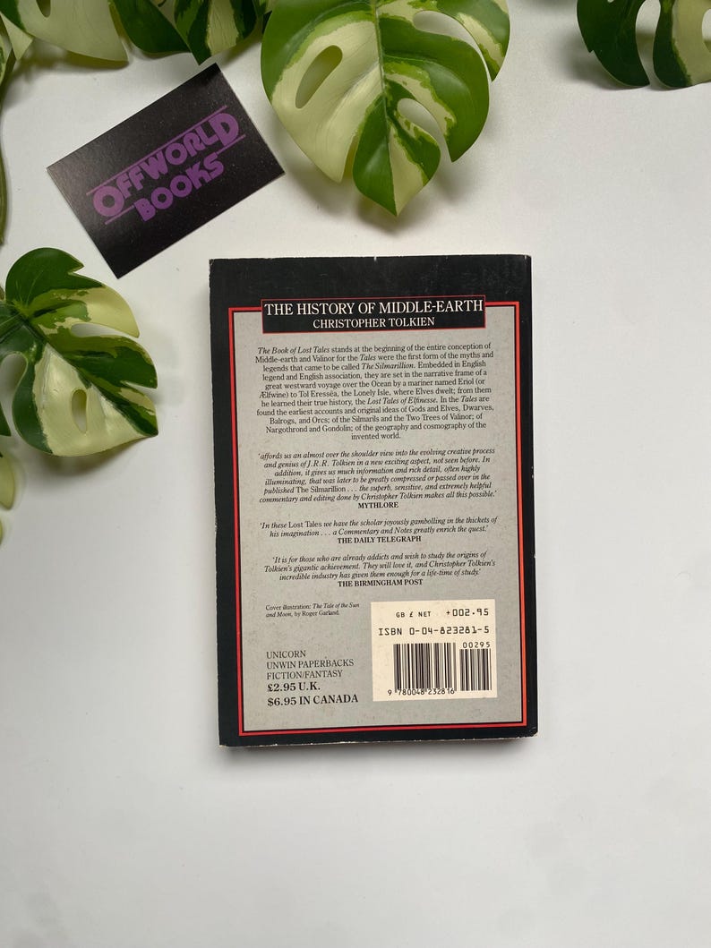 K&ouml;nnte beinhalten: Ein Taschenbuch mit dem Titel "The History of Middle-earth" von Christopher Tolkien. Das Buch hat einen schwarzen Einband mit rotem und wei&szlig;em Text. Das Buch ist von gr&uuml;nen Bl&auml;ttern und einem lila Aufkleber mit der Aufschrift "OFFWORLD BOOKS" umgeben.