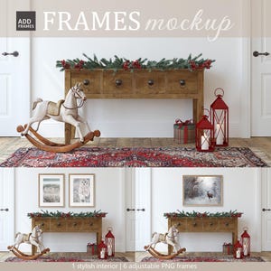 Puede incluir: Un caballo de balancín de madera blanco se encuentra delante de una consola de madera con tres cajones. La mesa está decorada con una guirnalda de ramas de pino y bayas rojas. Dos faroles rojos están en el suelo junto a la mesa. La consola está delante de una pared blanca con una puerta blanca en el lado derecho de la imagen.