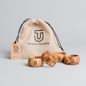 UNIKAT-TOUCHES® | Handgemachte Serviettenringe aus Olivenholz. Lieferumfang: Kostenlose Marken-Geschenktasche, kostenlose Personalisierung und kostenloses Buttermesser