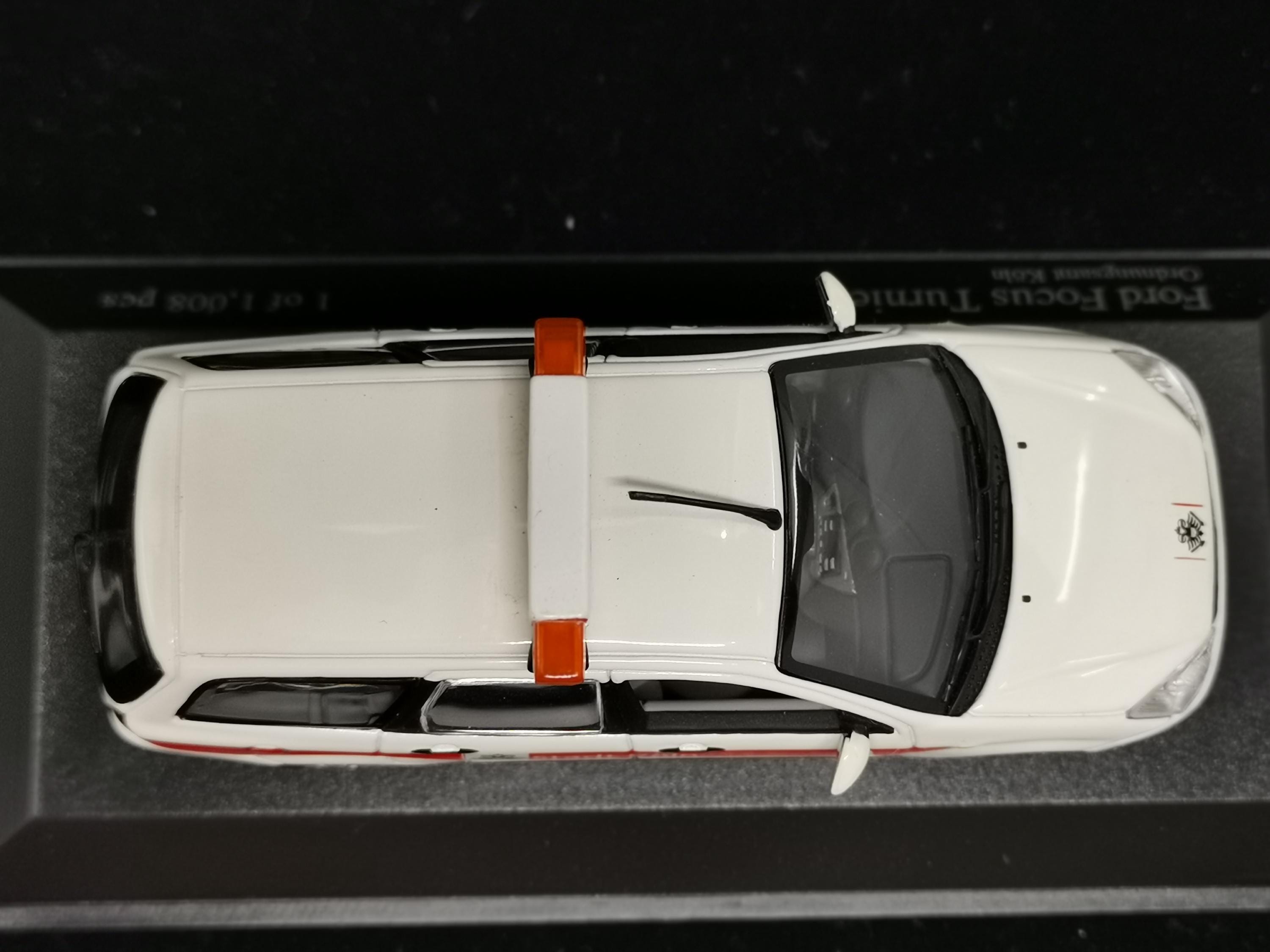 Ford Focus Estate 2001 Grünmet. Model Car Minichamps 1: 43