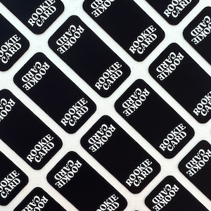 Pegatinas de tarjetas deportivas: pegatinas de 35 puntos de carga superior o de un solo toque: tarjeta de novato (negra) / béisbol, hockey, fútbol, baloncesto