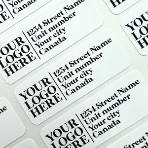 Peut inclure: Etiquettes d'adresse rectangulaires blanches avec du texte noir. Le texte indique "YOUR LOGO HERE" et "1234 Street Name, Unit number, Your city, Canada".