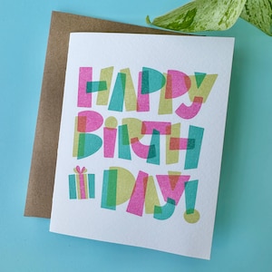 Cartão de feliz aniversário, escrito à mão, estilo risografia, cartão em branco