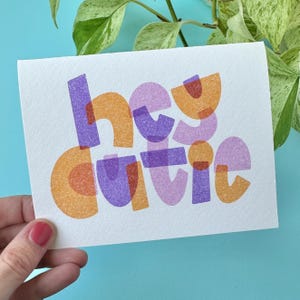 Cartão de felicitações Hey Cutie, escrito à mão, estilo risografia, cartão em branco, dia dos namorados, aniversário, qualquer ocasião