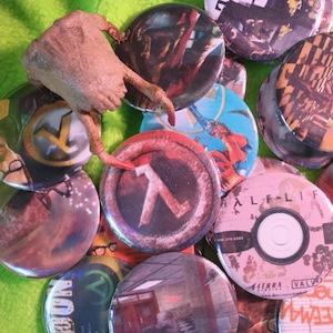 Random Half-Life Button 2x2in