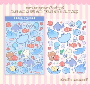 Puede incluir: Dos hojas de pegatinas de vinilo impermeables con ilustraciones temáticas del océano. Las pegatinas representan criaturas marinas como tiburones, peces y pulpos en tonos azules, naranjas y marrones. Cada hoja mide 9,3 cm x 14 cm.