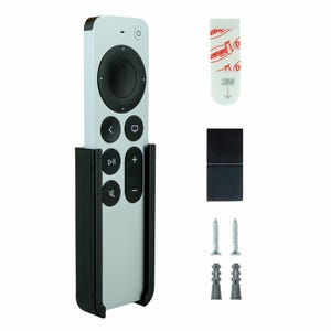 Puede incluir: Un soporte de pared negro para un mando a distancia de Apple TV. El soporte tiene una ranura para el mando a distancia y una pequeña tira adhesiva para montarlo. El soporte se muestra con tornillos y anclajes para montarlo.