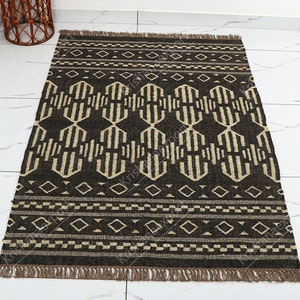 Handwoven Wool Jute Kilim Rug: Oriental Geometric Design