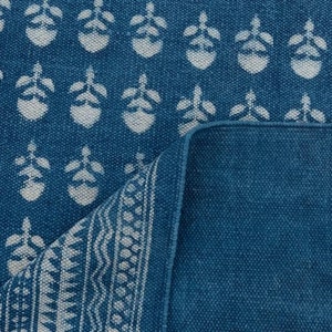 Handgefertigter Teppich aus Baumwolle mit Blau-Weiß-Blütenmuster Boho-inspirierter Flachgewebeteppich