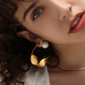 Gold Chunky Wave Hoop Earrings, 18k Gold Plated Large Hoop Earrings, Big Statement Hoop Earrings with Pearl Studs image 3