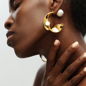 Gold Chunky Wave Hoop Earrings, 18k Gold Plated Large Hoop Earrings, Big Statement Hoop Earrings with Pearl Studs image 5