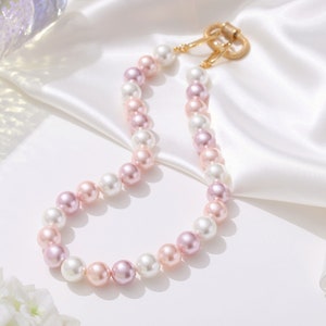 Collar de perlas de concha rosa con cierre de mosquetón con gemas incrustadas imagen 1